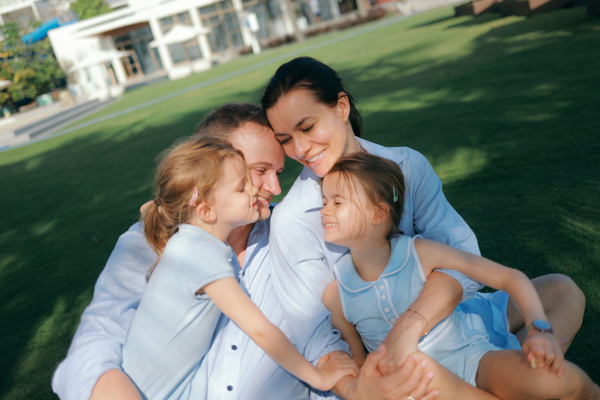 Eine glückliche Familie mit zwei Töchtern genießt die Natur